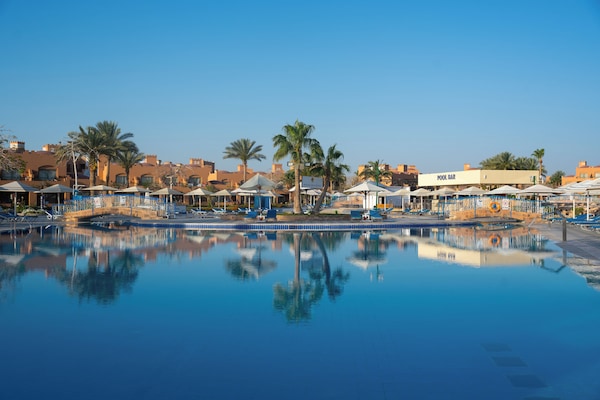7 outdoor pools, pool loungers