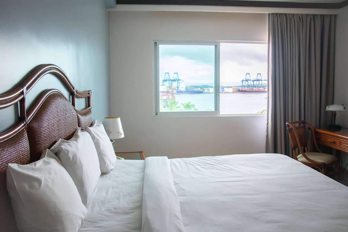 1 bedroom, premium bedding, down duvets, Select Comfort beds