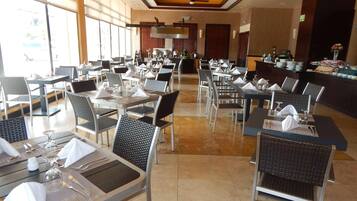 2 restaurants; breakfast, lunch and dinner served