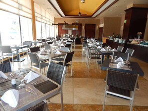 2 restaurants, breakfast, lunch, dinner served; international cuisine 