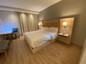 ห้องเอ็กเซกคิวทีฟ, เตียงคิงไซส์ 1 เตียง, ปลอดบุหรี่ | 1 ห้องนอน, เครื่องนอนระดับพรีเมียม, ผ้านวมขนเป็ด, เตียง Select Comfort