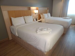 Suite – deluxe, 2 dobbeltsenger, ikke-røyk | Sengetøy av topp kvalitet, dundyner og senger med Select Comfort-madrass