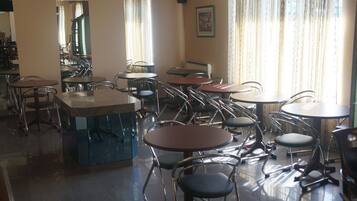 Dagelijks ontbijtbuffet (EUR 6 per persoon)