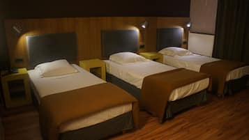 Chambre Triple | Coffres-forts dans les chambres, Wi-Fi gratuit, draps fournis