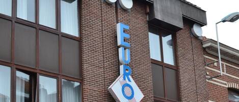 Hotel EUROCAP met een opvallend bord aan het gebouw.