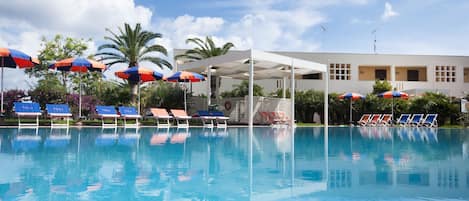 3 outdoor pools, pool umbrellas, pool loungers