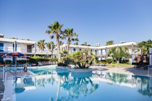 3 outdoor pools, pool umbrellas, sun loungers