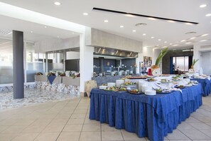 供应早餐、午餐和晚餐，意大利菜