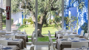 Aperto a colazione, pranzo e cena, cucina italiana