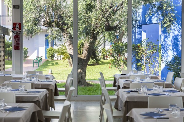 Breakfast, lunch, dinner served; Italian cuisine