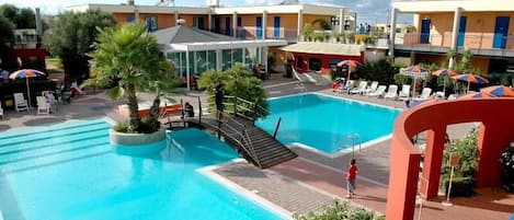 3 outdoor pools, pool umbrellas, pool loungers