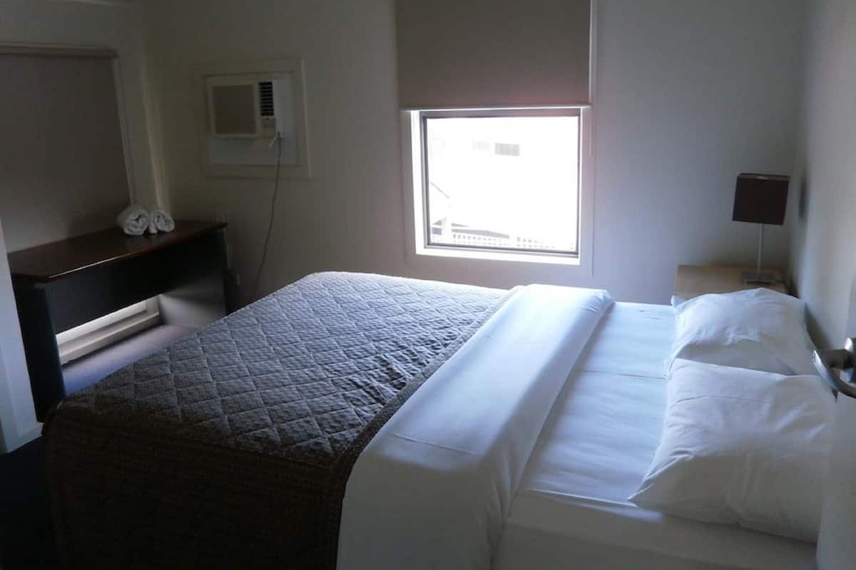 Tabla de planchar con plancha, wifi gratis, ropa de cama y despertador