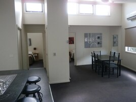 Una televisión de pantalla plana, un reproductor de DVD