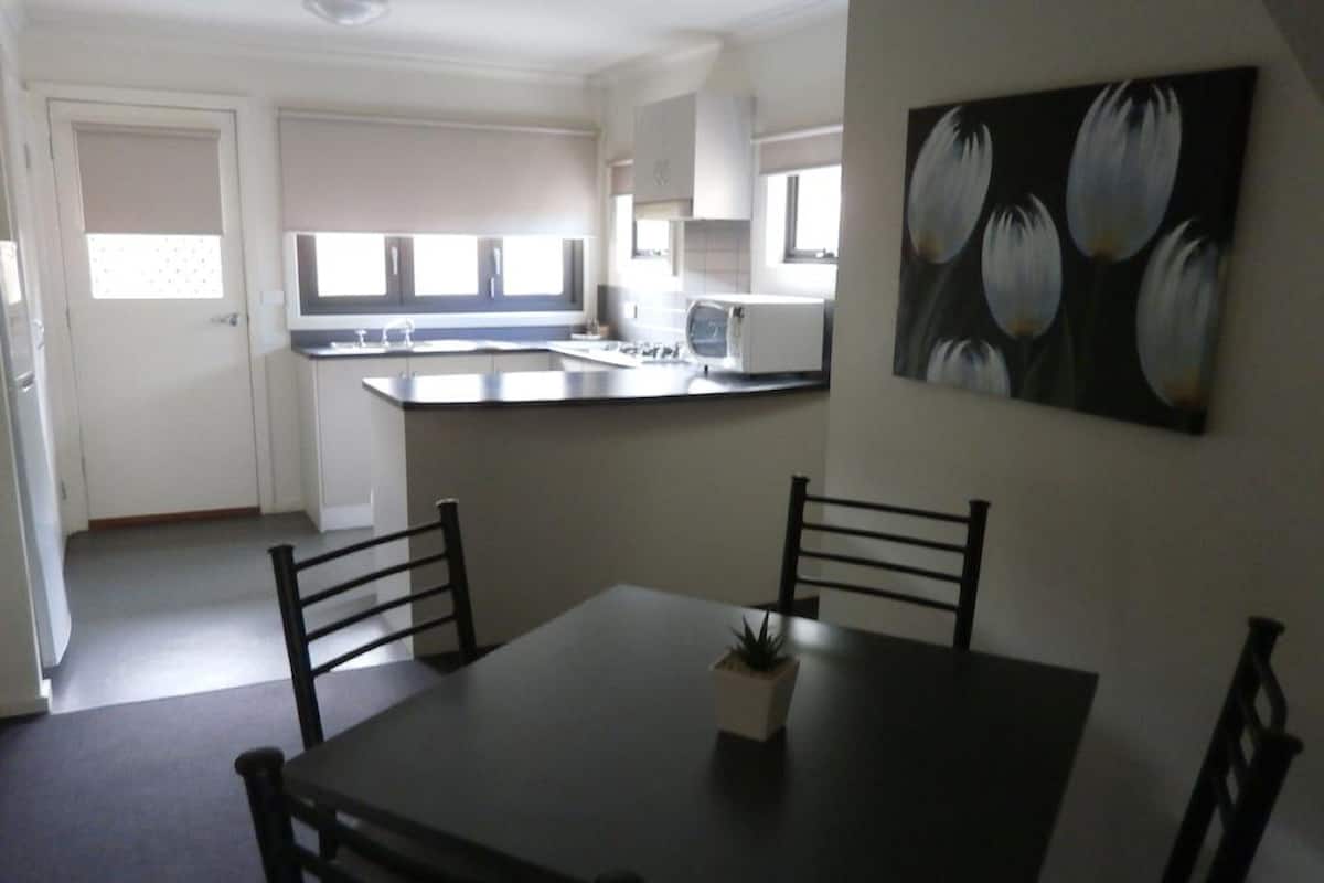 Departamento estándar, varias habitaciones, para no fumadores, cocina (4 bedroom Apartment) | Cocina privada | Microondas, parrilla de estufa y cafetera y tetera