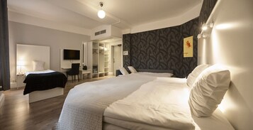 特色装修、特色家居、办公桌、免费婴儿床