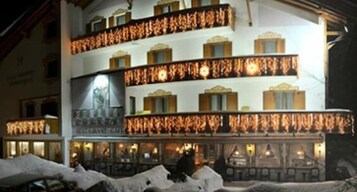 Fachada de la propiedad por la tarde o noche