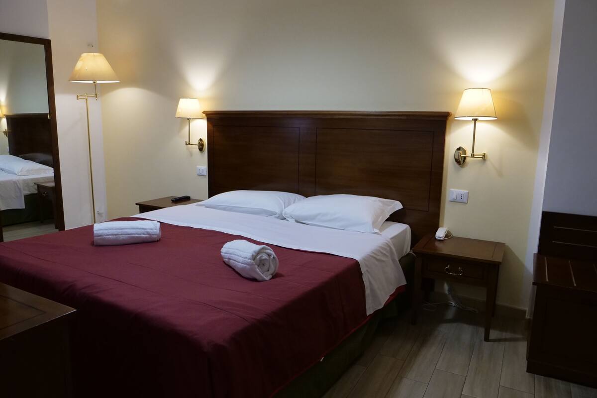 In-room safe, desk, soundproofing, WiFi (free)
