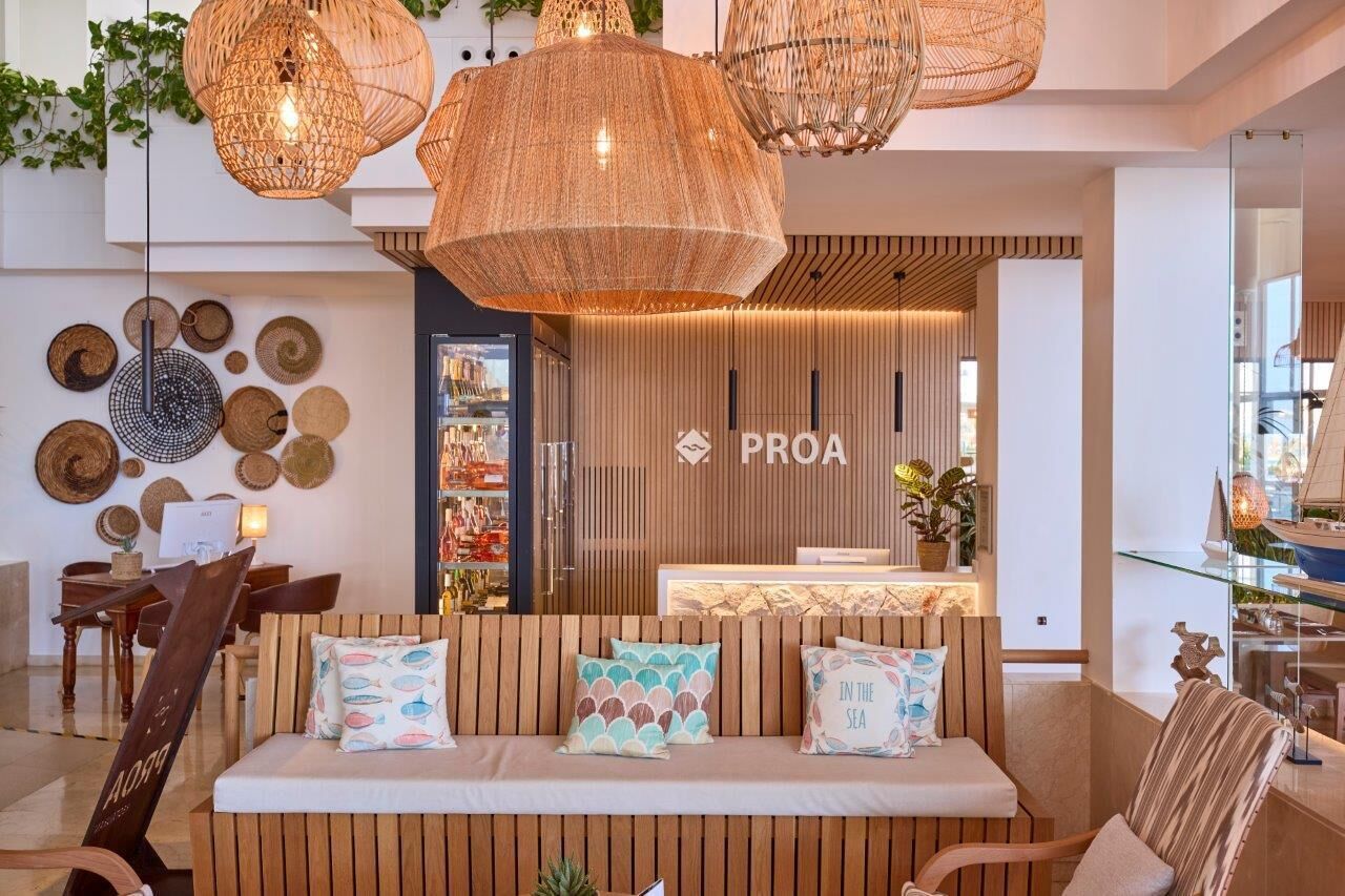 2 restaurantes; se sirven desayunos, almuerzos y cocina internacional 