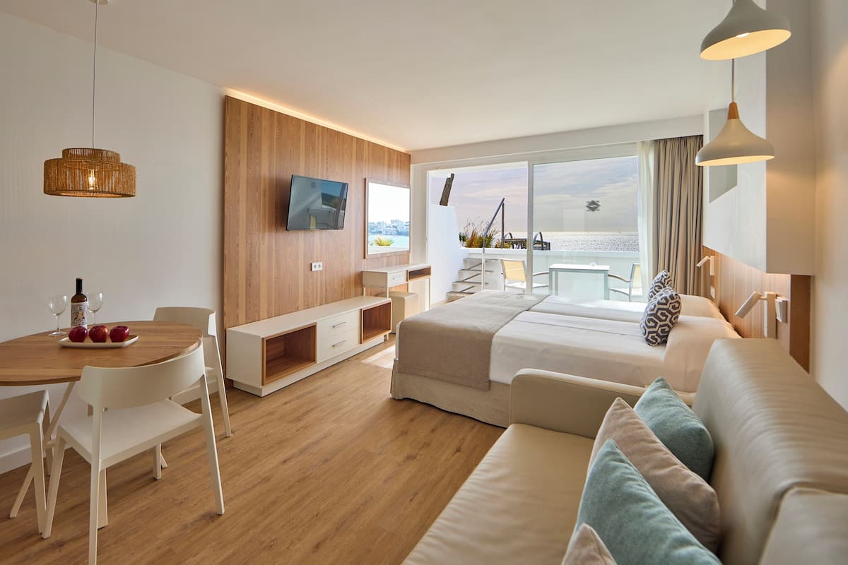 Premium Studio, Sea View (con jardín) | 1 bedroom, down comforters, in-room safe, laptop workspace