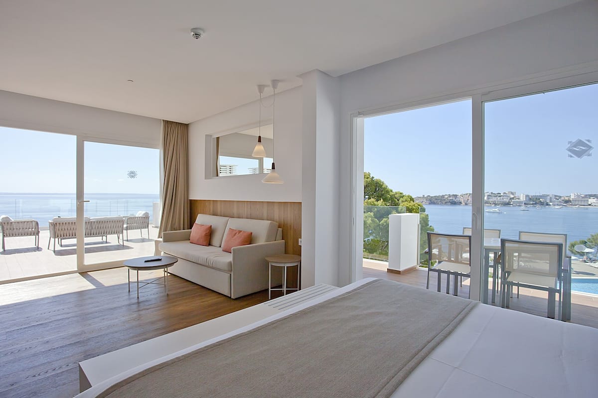 Deluxe Studio, Terrace, Sea View | 1 bedroom, down comforters, in-room safe, laptop workspace