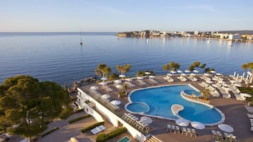 Piscine couverte, 2 piscines extérieures, parasols de plage