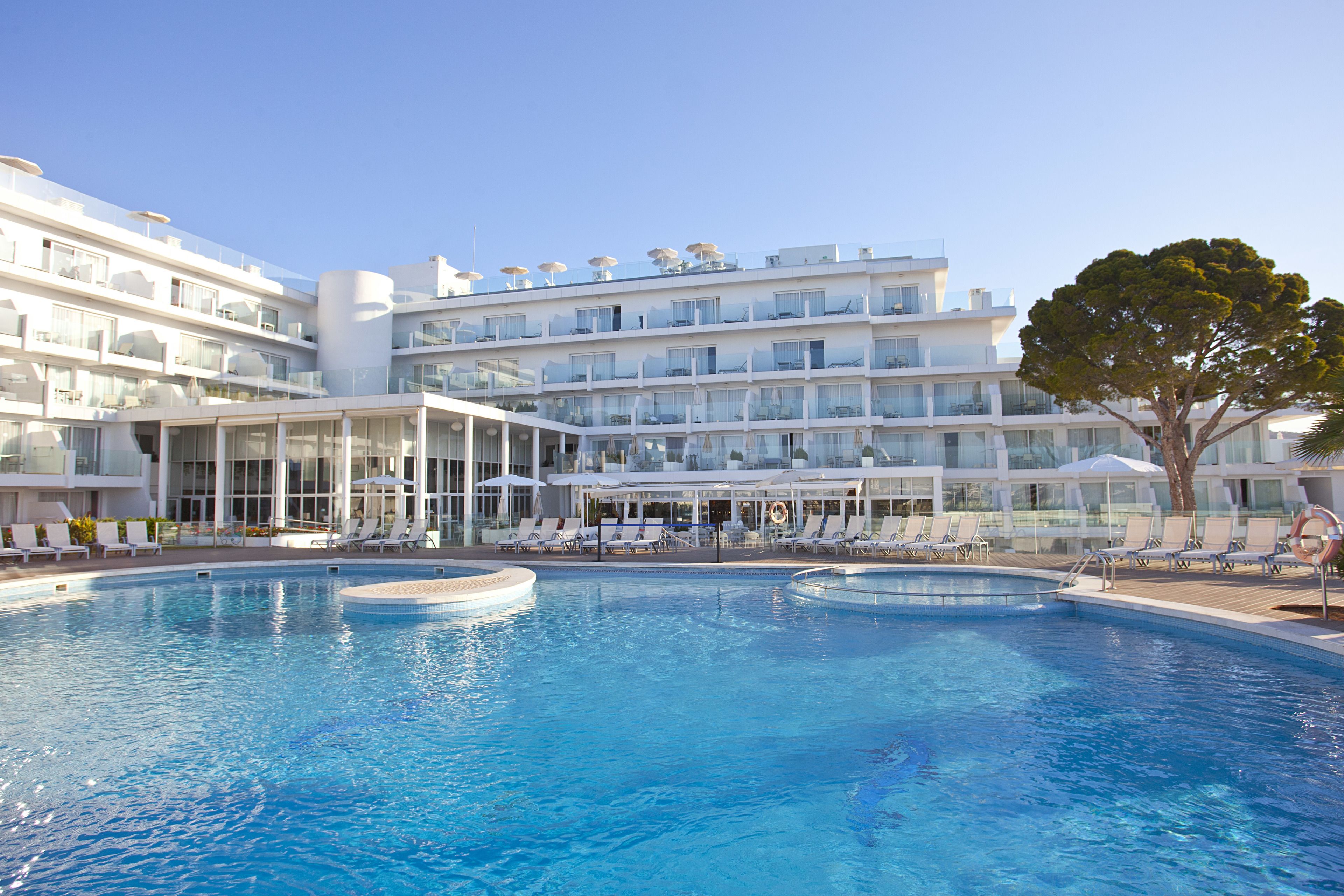 Piscina coperta, 2 piscine all'aperto, ombrelloni da piscina, lettini