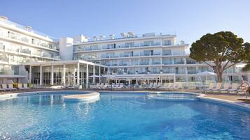 Piscine couverte, 2 piscines extérieures, parasols de plage