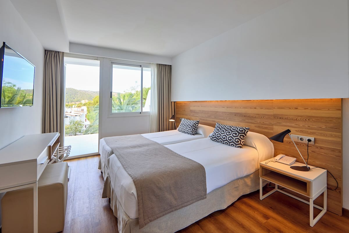 Comfort Apartment, Terrace, Garden View | 1 bedroom, down comforters, in-room safe, laptop workspace