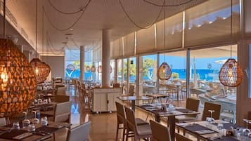 2 restaurantes; se sirven desayunos, almuerzos y cocina internacional