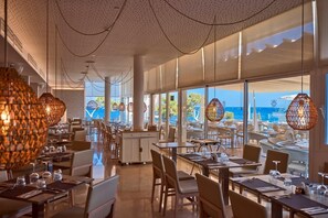 2 restaurants, breakfast, lunch, dinner served; international cuisine - Aparthotel Ponent Mar (Calvia)