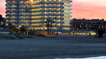 Voorkant accommodatie - avond/nacht