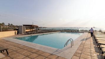 Una piscina cubierta, una piscina al aire libre