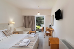 Double Room, Garden View | 1 bedroom, desk, blackout drapes, soundproofing
