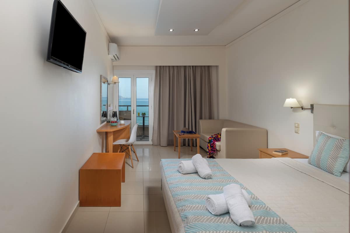 Double Room, Sea View | 1 bedroom, desk, blackout drapes, soundproofing