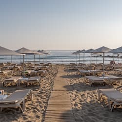 Sulla spiaggia, lettini da mare, ombrelloni, teli da spiaggia