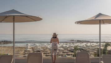 Accommodatie ligt op het strand, ligstoelen, parasols, snorkelen