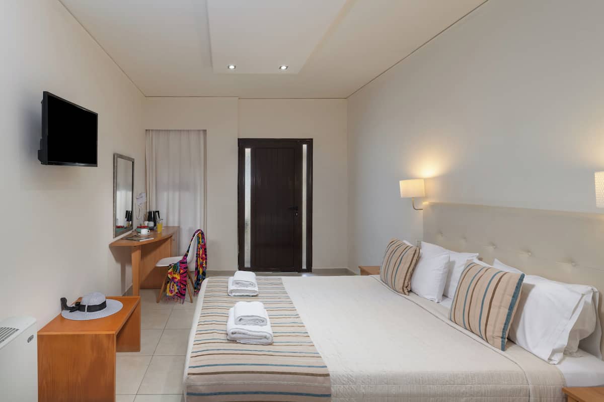 Family Room | 1 bedroom, desk, blackout drapes, soundproofing