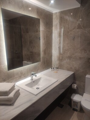 Rainfall showerhead, hair dryer, towels, soap