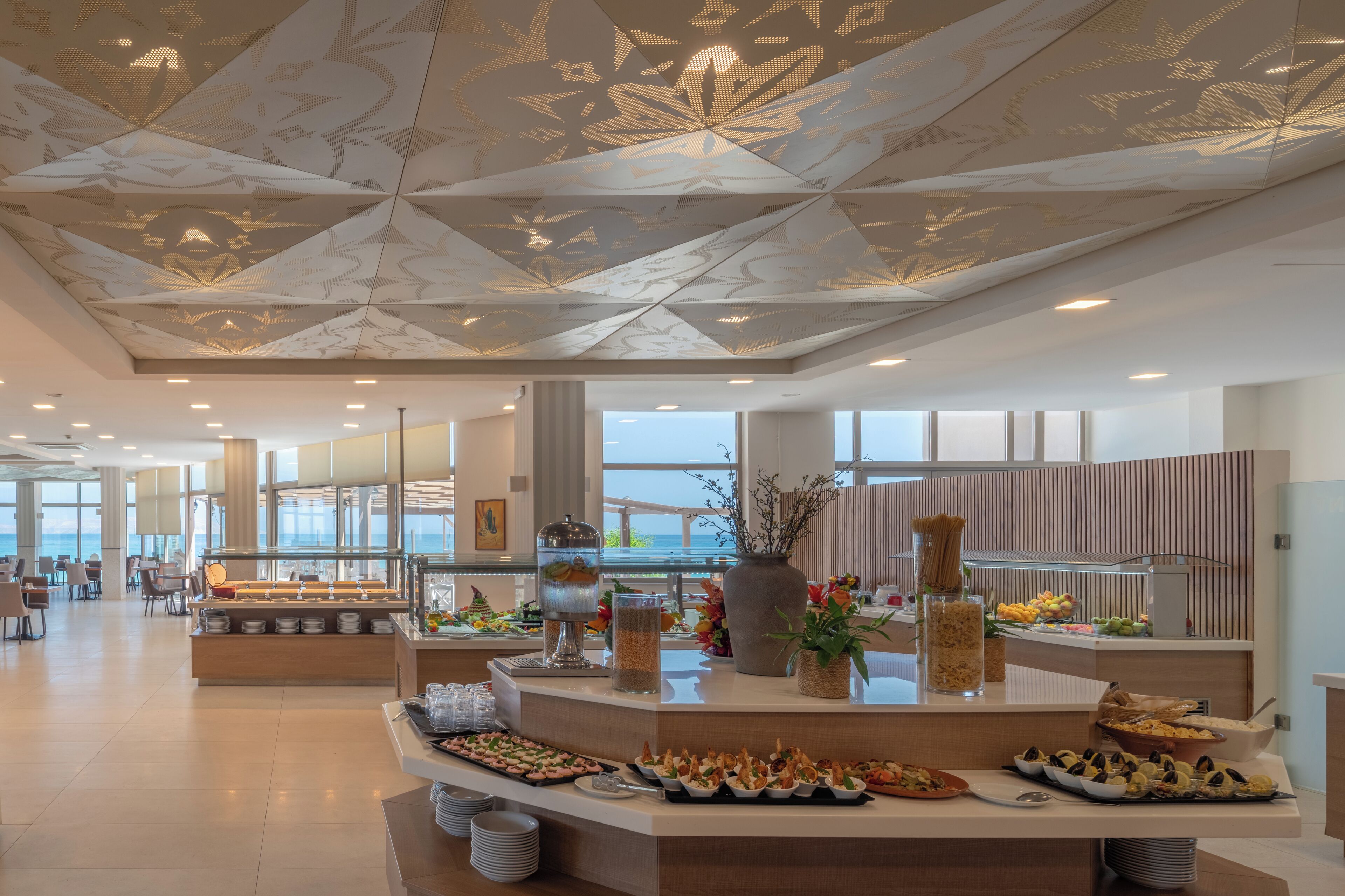 بوفيه فطور مجانًا يوميًا