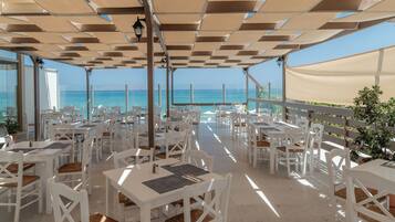 Frukost och lunch serveras, med utsikt mot stranden