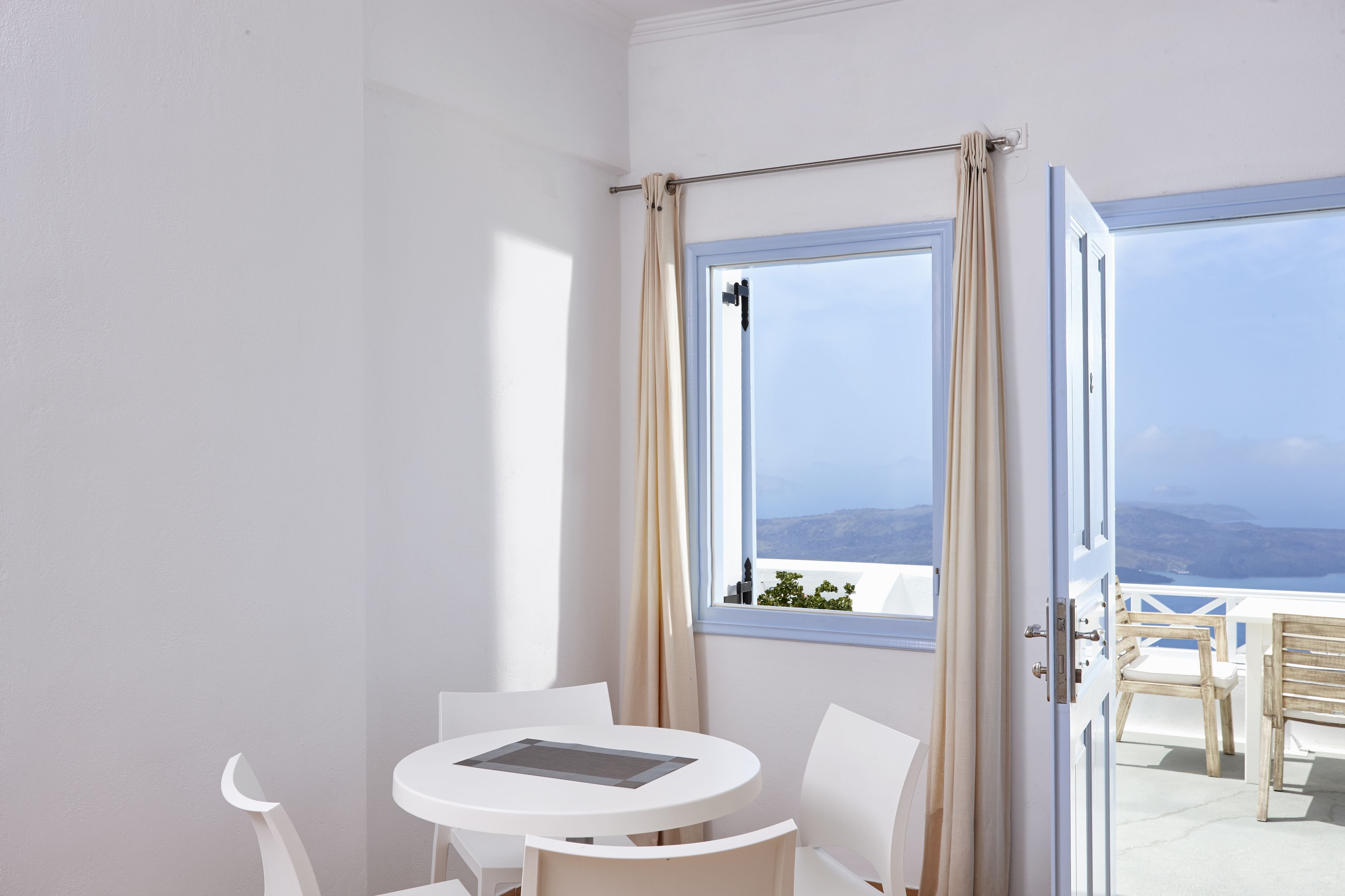 superior suite, sea view | living room | tv