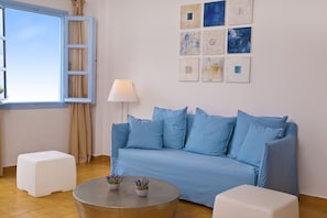 Familien-Suite, Meerblick | Wohnbereich | Fernseher