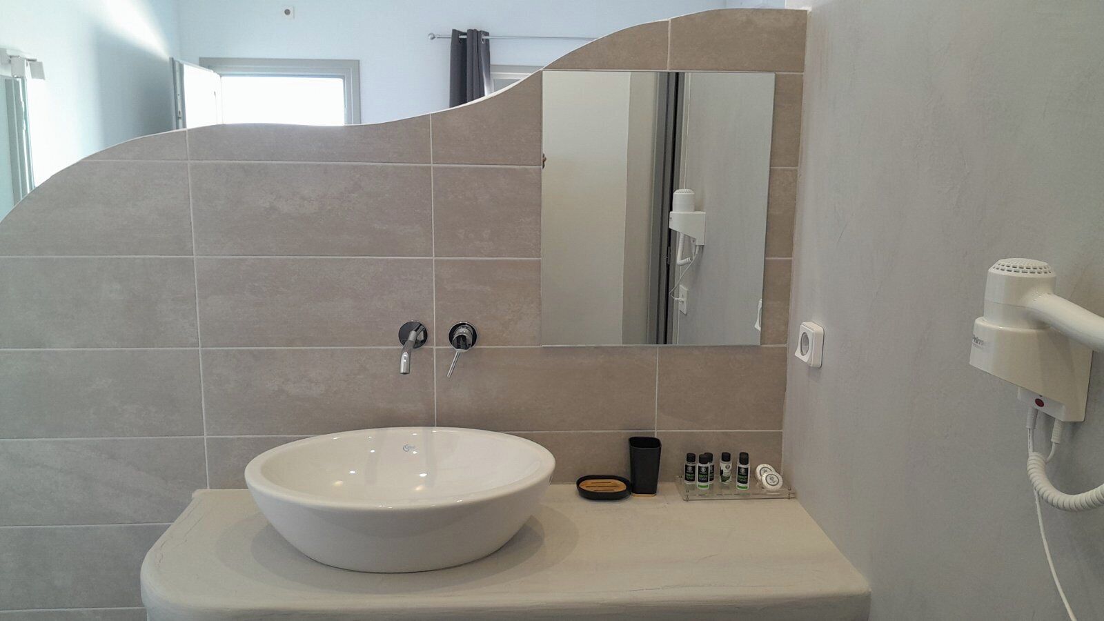 Foto - Manos Small World