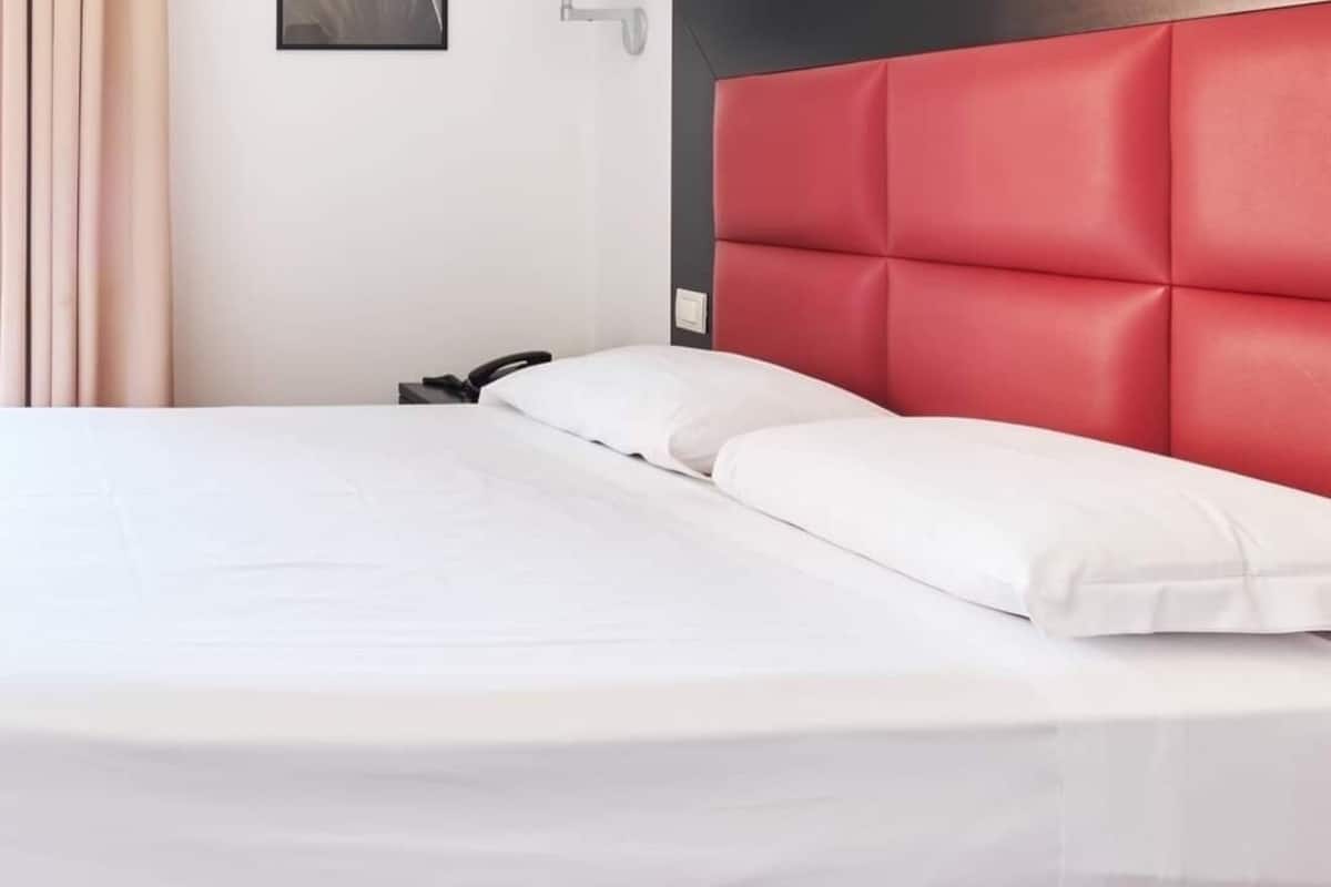 standard double or twin room | 1 bedroom, minibar, in-room safe, desk