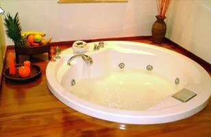 Suite junior | Bañera de hidromasaje privada