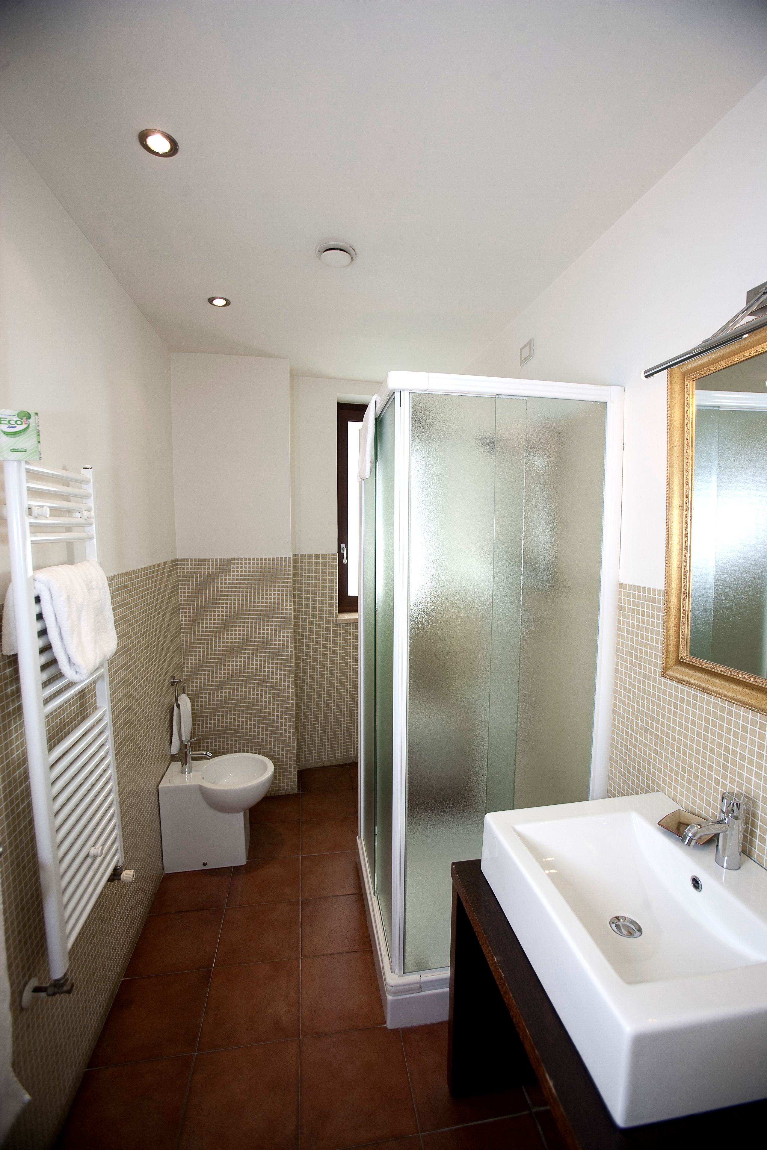 junior suite | bathroom | free toiletries, hair dryer, bidet, towels