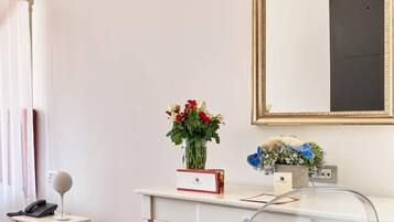 Junior Suite | Minibar, in-room safe, desk, free cots/infant beds