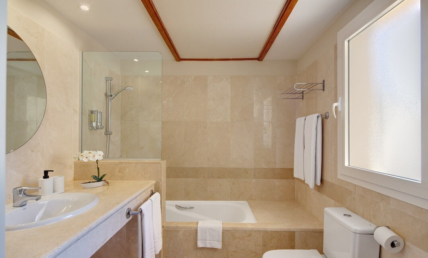 combined shower/bathtub, hair dryer, bidet, towels