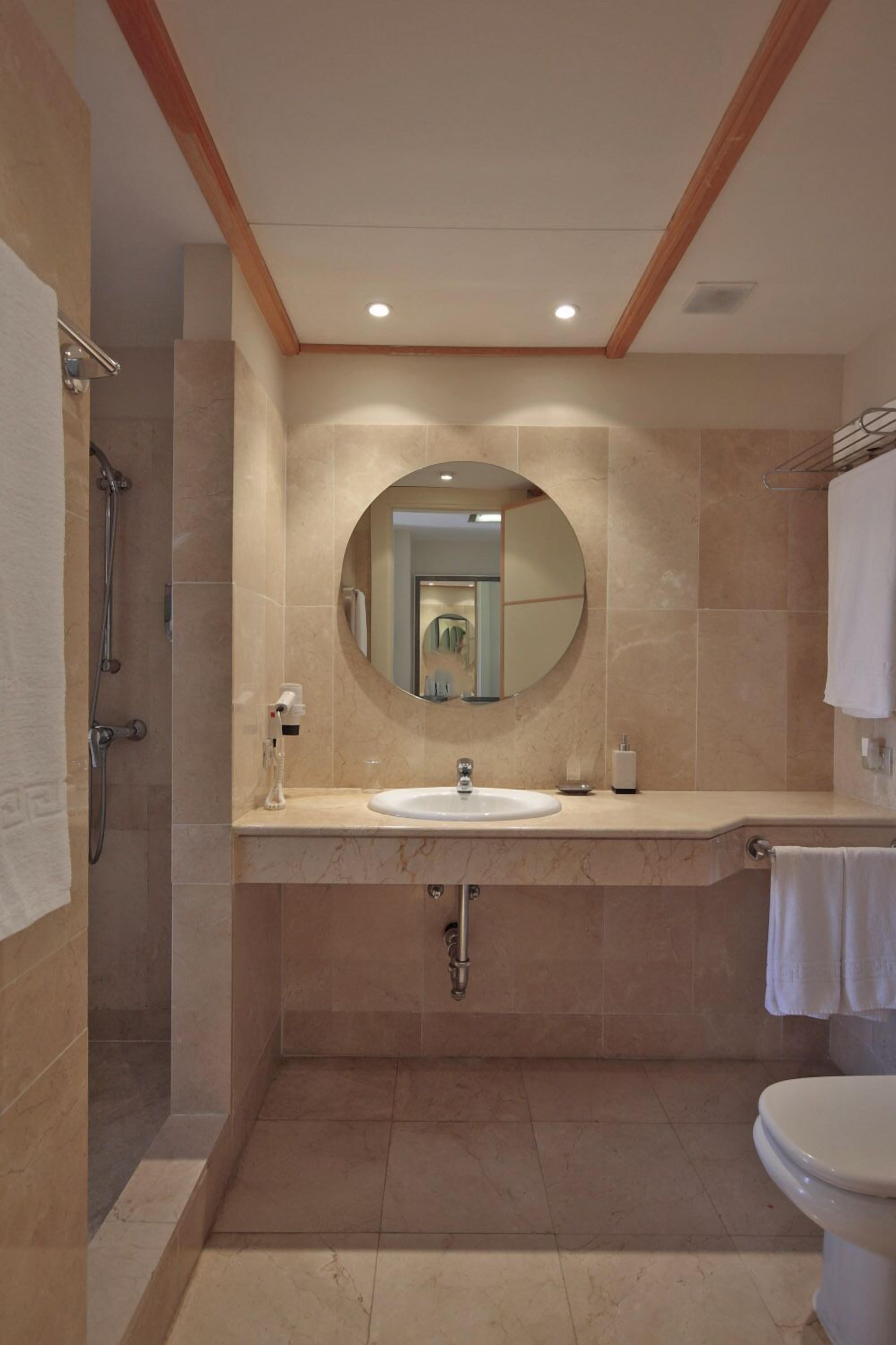 combined shower/bathtub, hair dryer, bidet, towels