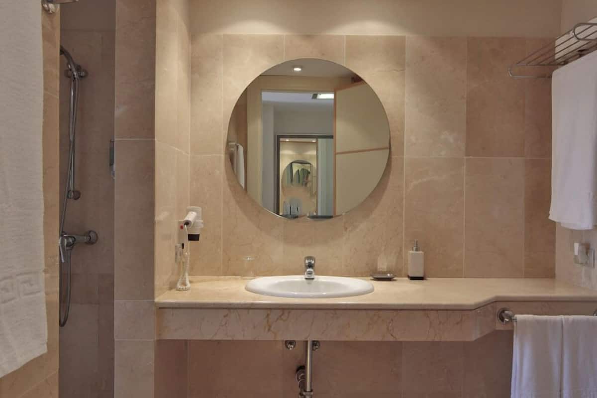 combined shower/bathtub, hair dryer, bidet, towels